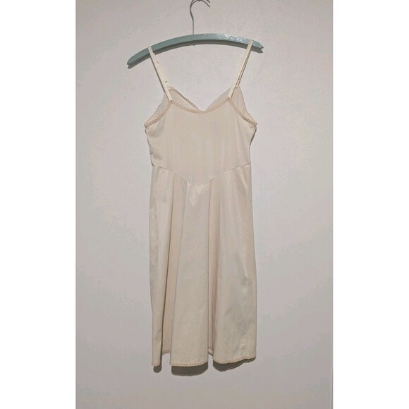 Vintage 70s Vanity Fair Beige Antron Nylon Full Slip Button Lace Trim 32 - Picture 2 of 4